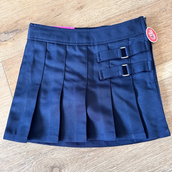 ***NEW*** size 4 school skirt - Picture 1 of 2